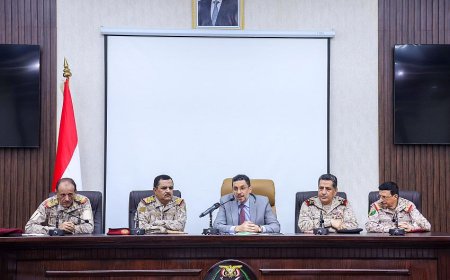 رئيس الوزراء يرأس اجتماعاً موسعاً لقيادات وزارة الدفاع وعدد من قادة القوات والمناطق والمحاور العسكرية