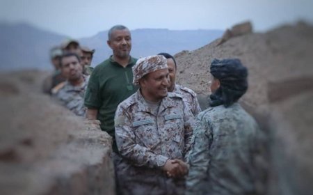 قائد المنطقة العسكرية الثالثة يتفقد الأبطال المرابطين جنوبي مارب