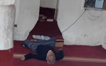 وفاة مُسن وهو يقرأ القرآن داخل مسجد قرية عدن ( صورة)