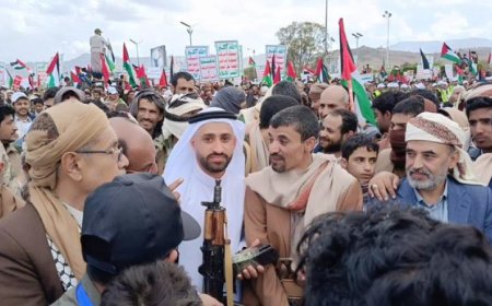 بعد تطاوله على الصحابة.. ماذا يفعل الناشط السعودية هاشم بجانب أبو علي الحاكم وماذا أهداه الأخير؟! (صور)