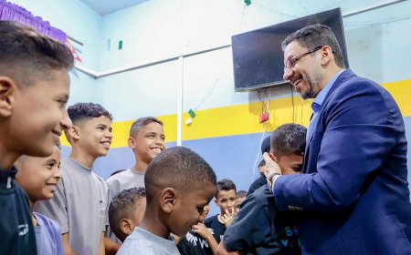 رئيس الوزراء يؤكد خلال زيارته مركز الطفولة الآمنة أن الايتام أمانة في اعناقنا جميعا