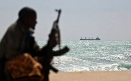 الحوثيون يعلنون استهداف سفنِ بريطانية وإسرائيلية وفرقاطات أمريكية