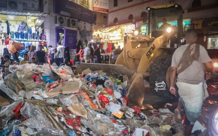 عدن.. مدير صيرة يشرف على ازالة المخلفات والبسطات من أسواق المديرية استعدادا لإستقبال عيد الفطر المبارك