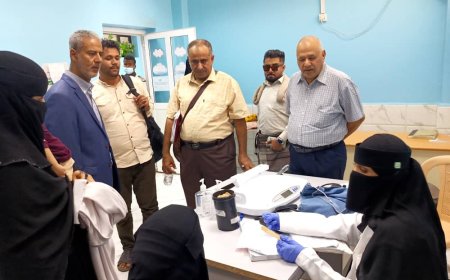 وكيل وزارة الصحة ومدير عام الصحة بعدن يقومان بزيارة عيدية لمرضى المستشفيات الحكومية بالمحافظة