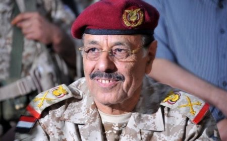 لن تتعرف عليه.. مظهر اللواء علي محسن الأحمر الجديد يُثير الجدل على مواقع التواصل (صورة)