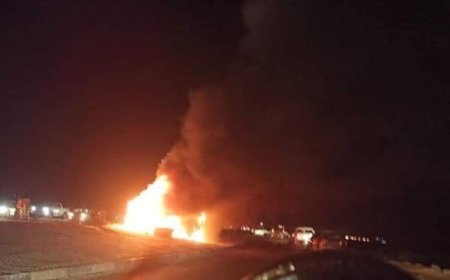 بالصور.. حريق يلتهم عدد من سيارات المواطنين في المنصورة بعدن