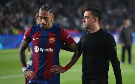 تشافي يدخل في جدال مع الحكم بعد مباراة برشلونة وسان جيرمان (فيديو)