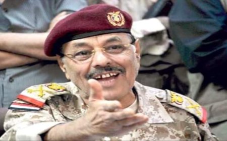 مقرب من الأحمر يكشف عن خطأين قاتلين من الحكومة سمح للحوثيين بنهب الاقتصاد!!