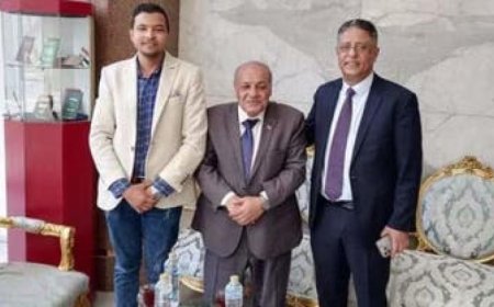 كان يدرسهم قبل 40 سنة واليوم فتح شقته لهم.. حكاية معلم مصري لطلابه اليمنيين (صور)