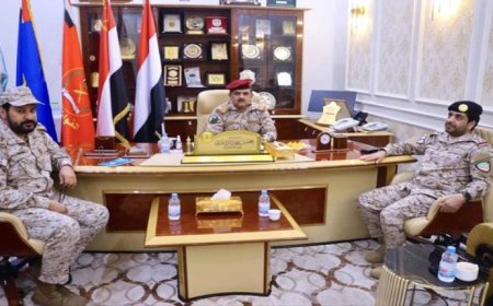 بعد التحركات السياسية للرئاسي مع المبعوث الأممي في الرياض.. وزير الدفاع يستقبل قائد قوات التحالف في عدن