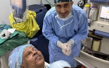 بالصور.. خروج فنان (أيوب طارش) من عملية جراحية ناجحة بصنعاء