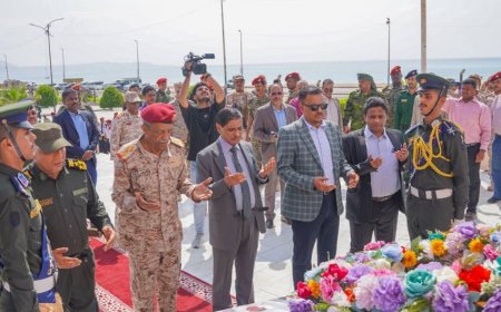 البحسني يضع إكليلًا من الورد على ضريح الجندي المجهول بالنصب التذكاري وساحة شهداء حضرموت