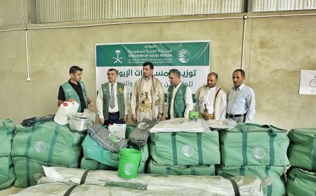 مركز الملك سلمان يوزع مساعدات إيوائية للمتضررين من السيول بمأرب