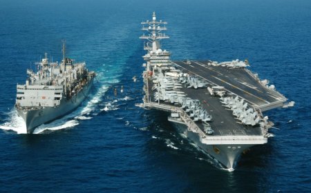 بعد سويعات من هجوم بصاروخ بالستي.. هروب حاملة الطائرات الأمريكية من البحر الأحمر (ما الذي يحدث؟!)