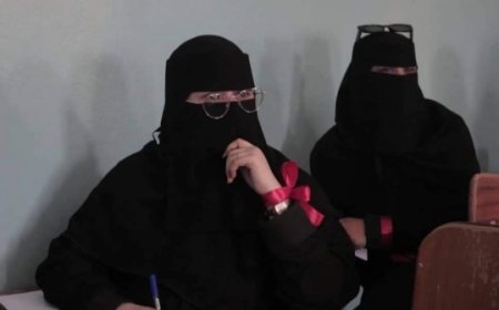 طلاب جامعة حضرموت يحتجون على ارتفاع رسوم القبول ويرفعون الشارات الحمراء