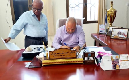 مدير عام مكتب الصحة بعدن يواصل اجراء المقابلات المباشرة مع المواطنين 