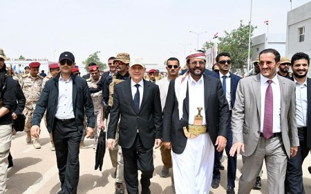 رئيس مجلس القيادة يزور كلية الطيران والدفاع الجوي بمأرب