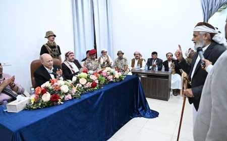 رئيس مجلس القيادة يلتقي القيادات الرسمية والسياسية والشعبية في محافظة مأرب