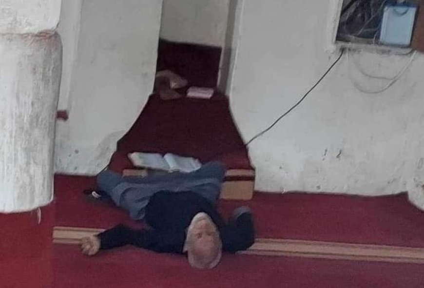 وفاة مُسن وهو يقرأ القرآن داخل مسجد قرية عدن ( صورة)