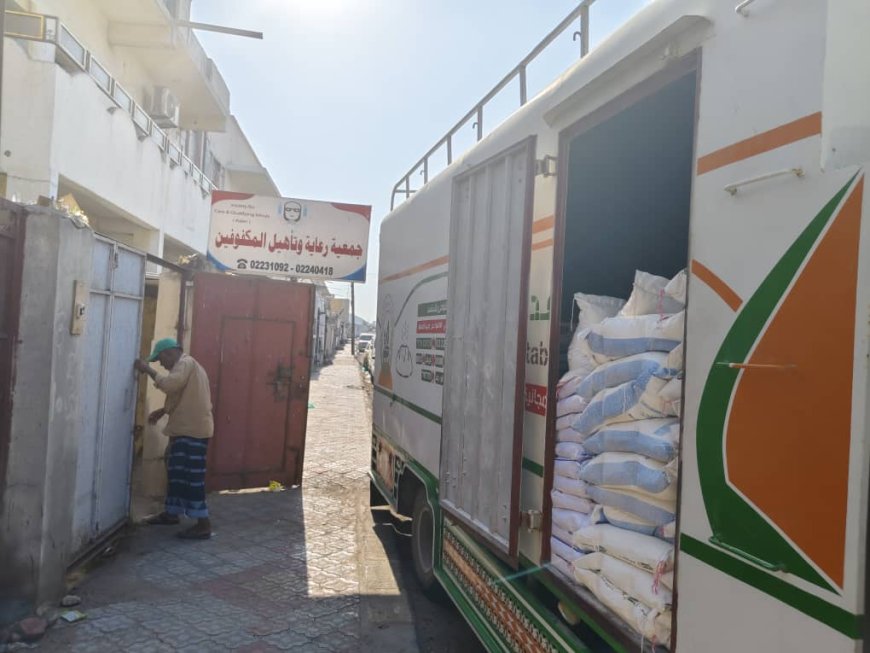 هيئة الخليج  وعدن ( أفران عدن الخيرية) توزع السلال الغذائية لجمعية المكفوفين