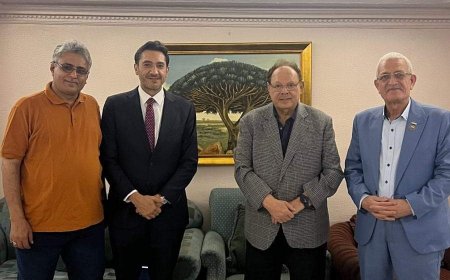 بتواجد حفيد الزعيم جمال عبدالناصر.. د. الحسني يظهر إلى جانب ثلاث شخصيات عربية بارزة