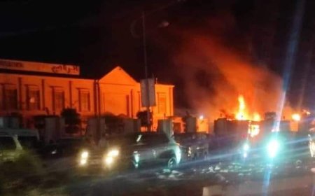حريق في قاعة اعراس في  العاصمة عدن