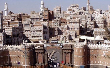 فضيحة تهز صنعاء.. معارض يسيء للصحابة وصدام!