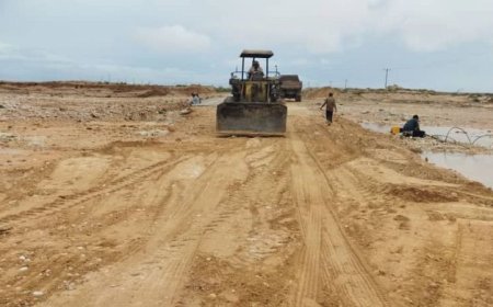 فرق مؤسسة الطرق في المهرة تواصل فتح الطرقات المتضررة من المنخفض الجوي