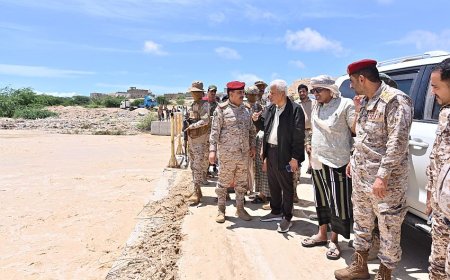 وزير الدفاع ومحافظ المهرة يطلعان على اضرار عدد من الطرق جراء المنخفض الجوي