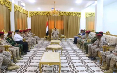 وزير الدفاع يعقد اجتماعاً موسعاً مع قيادة محور الغيضة 