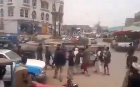 فيديو لمواطنون وهم يضربون جنود تابعين لقوات امن صنعاء .. شاهد