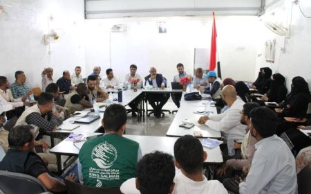 محافظ الحديدة يوجه بتشكيل خلية لمواجهة الأمراض الوبائية