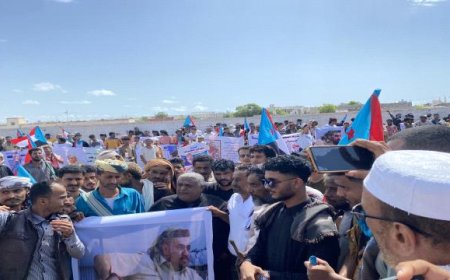 وقفة إحتجاجية حاشدة أمام المجمع القضائي بخورمكسر تطالب سرعة الإفراج عن الشيخ مهدي العقربي