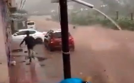 فيديو.. لشاب حاول انقاذ دراجته فجرفته السيول في إب