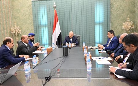 الرئيس العليمي يجتمع برئيس الوزراء ومحافظ البنك المركزي والوزراء والمسؤولين المعنيين بالشأن الاقتصادي والشؤون الخارجية