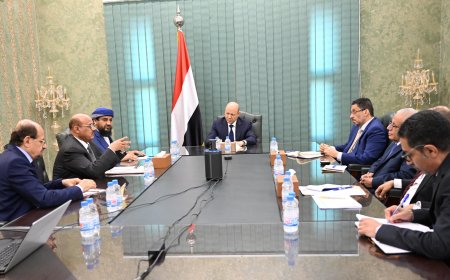 رئيس مجلس القيادة يعقد اجتماعًا عاجلًا مع رئيس الوزراء ومحافظ البنك المركزي وبعض الوزراء والمسؤولين