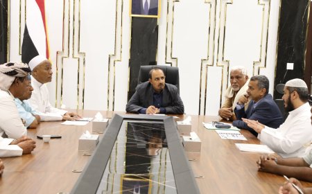 محافظ حضرموت يشيد بالخطوات المتقدمة لمشروع  دعم توفير المواصلات لطلبة المناطق النائية