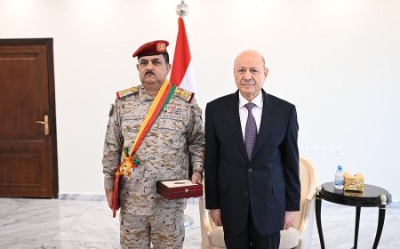 رئيس مجلس القيادة الرئاسي يكرم شهداء وجرحى القوات المسلحة والامن وعددا من القادة المناضلين