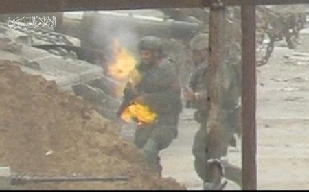 النيران تشتعل بضابط إسرائيلي قنصته كتائب القسام ( فيديو )