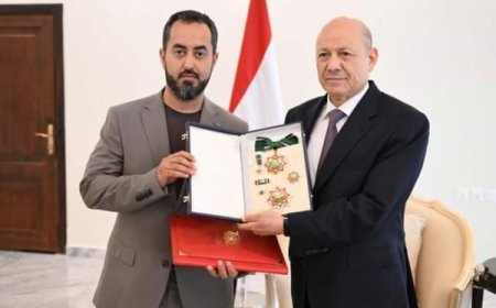 الرئيس العليمي يمنح وسام 26 سبتمبر من الدرجة الأولى للسياسي محمد قحطان
