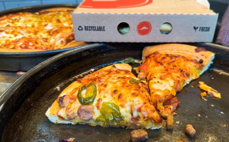 رحلة طيران تتأخر ساعة كاملة .. و السبب بيتزا !