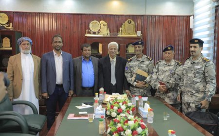 محافظ المهرة يلتقي مدير عام خفر السواحل قطاع البحر العربي