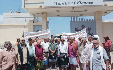 متقاعدو الداخلية والأمن السياسي ينفذون وقفة احتجاجية أمام وزارة المالية بعدن