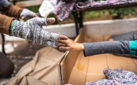 أب يرمي أطفاله في الشارع بعد خلاف مع زوجته (صور)