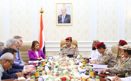 وزير الدفاع يلتقي في عدن المستشار العسكري للمبعوث الاممي 