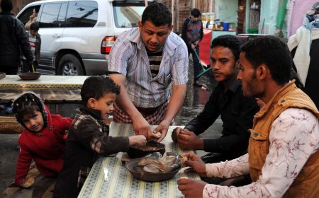 مطعم يمني يقلد مقهى سعوديًا بتقديم وجبات مجانية مقابل رقص الزبائن (فيديو)