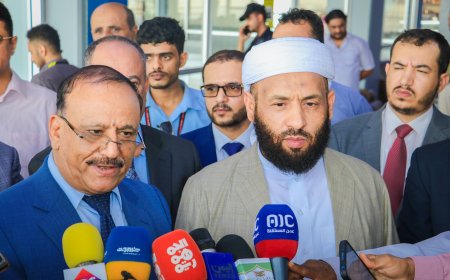 وزيرا النقل والأوقاف يدشنان أولى رحلات تفويج حجاج بيت الله عبر الجو من مطار عدن الدولي
