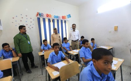 مدير عام التعليم الأهلي والخاص بوزارة التربية يتفقد اختبارات النقل النهائية بمدرسة مسلم هاندز بعدن