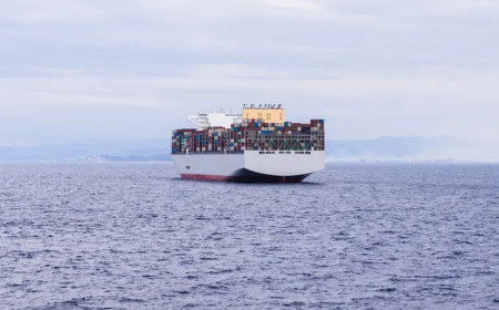 الحوثيون يستهدفون سفينة شحن يونانية