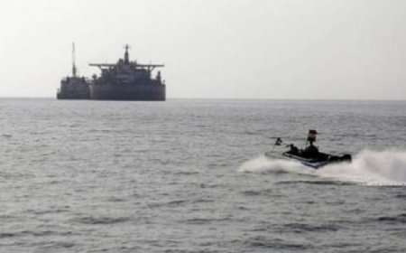 الكشف عن مصير طاقم سفينة تعرضت لهجوم وأضرار بالغة في البحر الأحمر